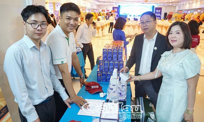 Đại biểu tham quan các gian hàng trưng bày sản phẩm của doanh nghiệp bên lề Đại hội.