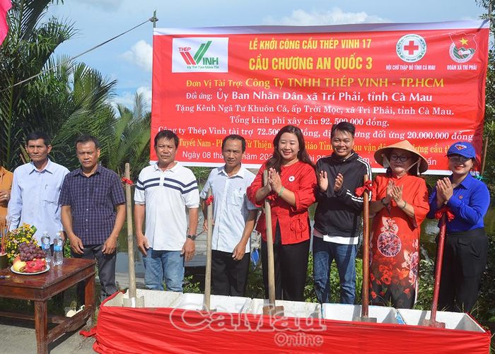 Các đại biểu thực hiện nghi thức khởi công cầu Chương An Quốc 3 dài 25 m, rộng 2 m, kinh phí xây dựng 92,5 triệu đồng, bắc qua Kênh ngã tư Khuôn Cá (ấp Trời Mọc, xã Trí Phải).