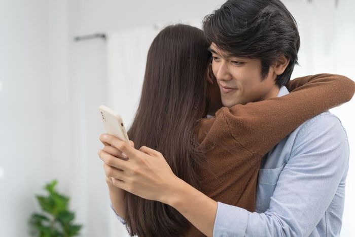 Đàn ông hay giấu điện thoại, xóa tin nhắn, cuộc gọi là điều mà phụ nữ nghi ngờ nhất. Ảnh minh họa