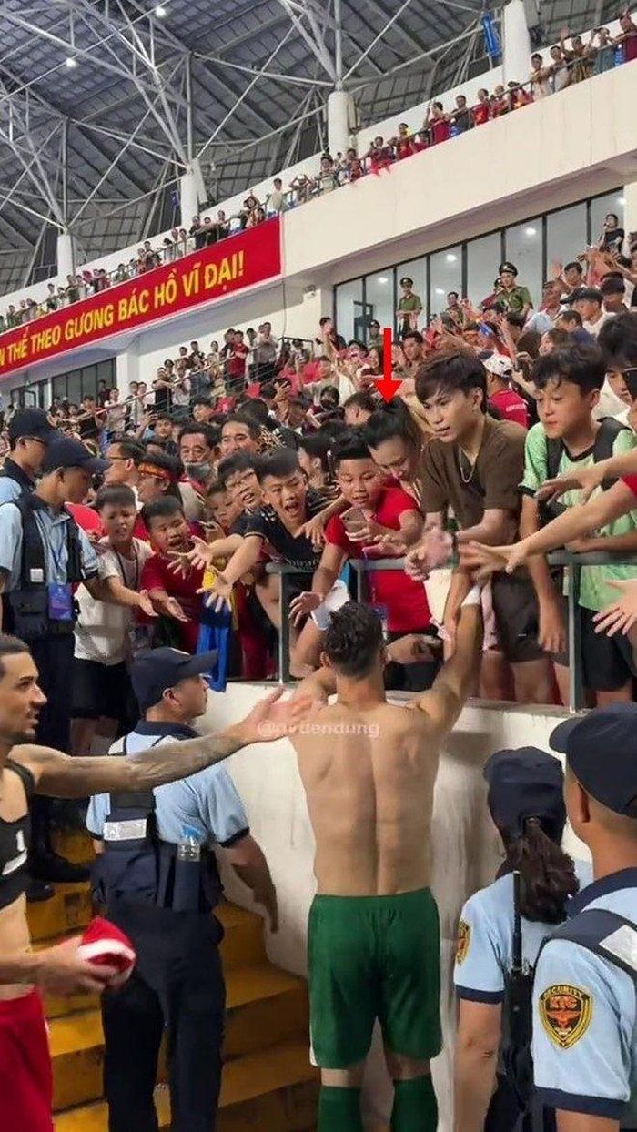 Ngày 18/7, sau khi thi đấu xong trận giao hữu, Lê Giang Patrik cởi áo và tiến về khán đài để đưa áo cho MC Hoàng Oanh. Ảnh cắt từ clip↵