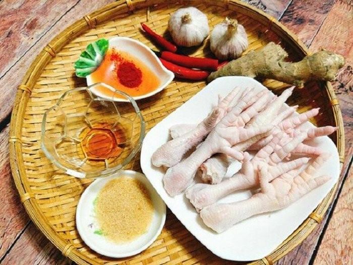 Theo quan niệm đông y, tỏi tuyệt đối không kết hợp với thịt gà. Ảnh minh họa.