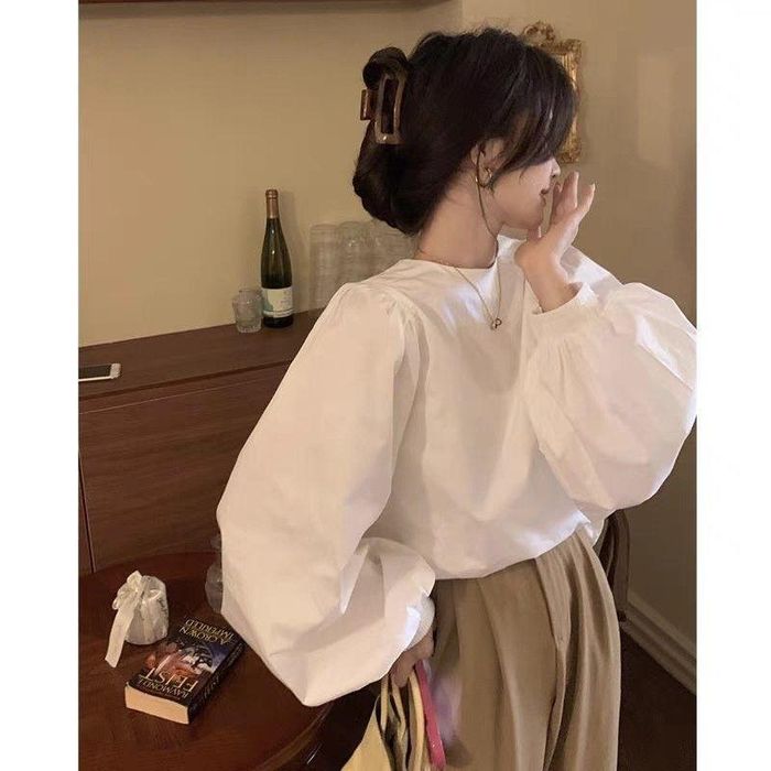 Blouse trắng luôn là món đồ dễ phối trong mọi mùa. (Ảnh: Xiaohongshu)