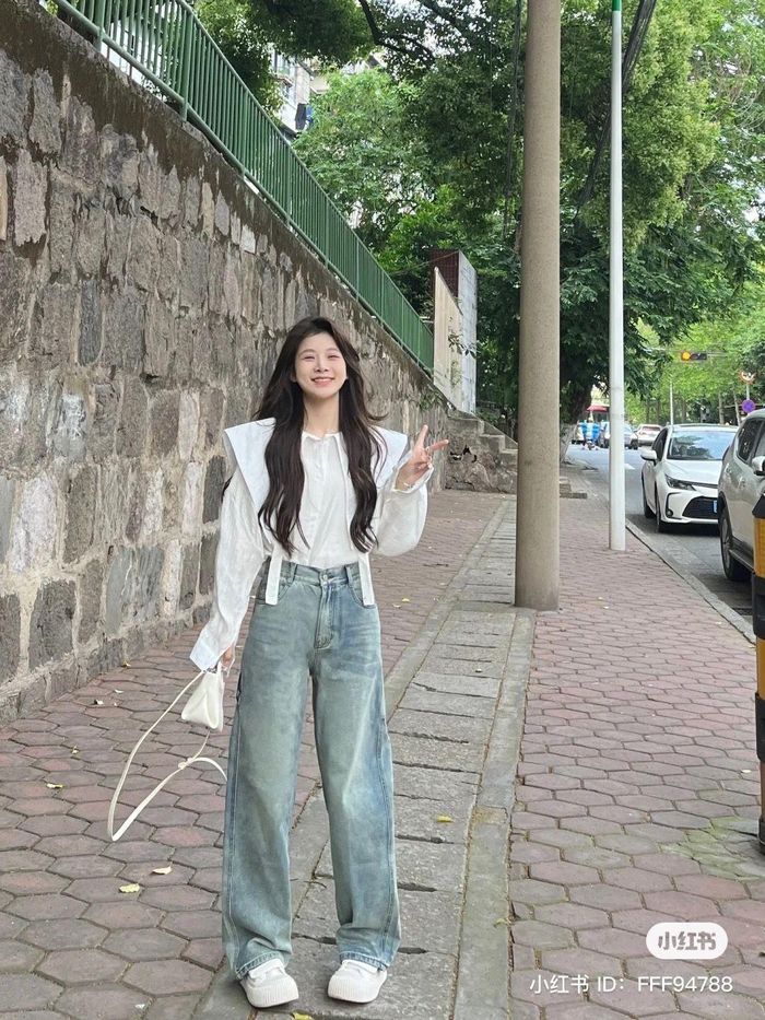 Bộ đôi blouse trắng và quần jeans mang đến vẻ ngoài trẻ trung, thanh lịch. (Ảnh: Xiaohongshu)