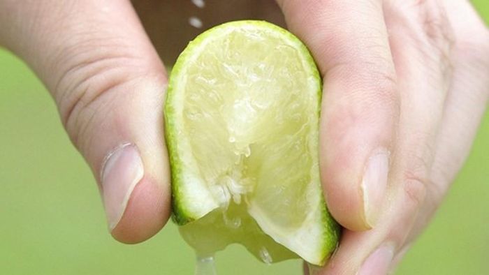 Một trong những lý do phổ biến nhất khiến người ta cho chanh vào cá kho là để khử mùi tanh. Ảnh minh họa.