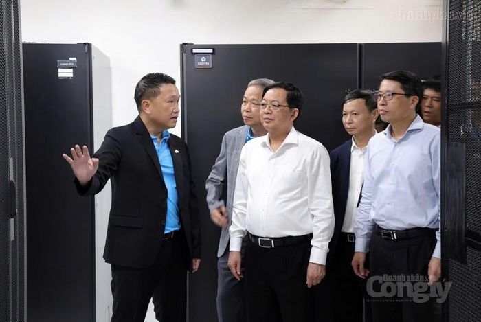 Phó Thủ tướng Hồ Quốc Dũng tham quan Trung tâm dữ liệu của Tập đoàn công nghệ CMC. Ảnh: VGP/Gia Huy
