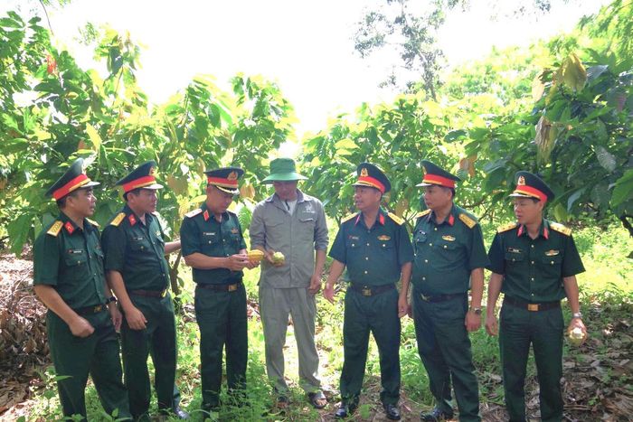 Kết hợp an ninh với kinh tế - xã hội là việc đáp ứng các yêu cầu, điều kiện về bảo đảm an ninh trong quá trình xây dựng và triển khai chiến lược, quy hoạch, kế hoạch, đề án, dự án phát triển kinh tế - xã hội. Ảnh minh họa