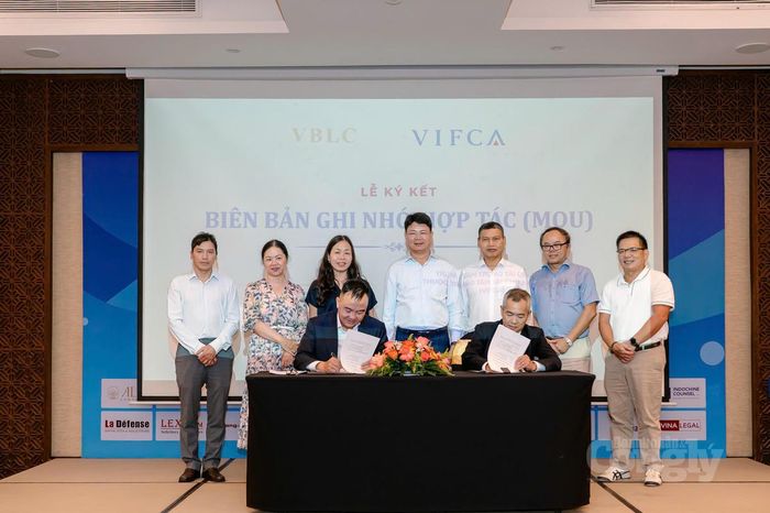 Đại diện Câu lạc bộ Luật sư Thương mại Quốc tế Việt Nam (VBLC) và Trung tâm Trọng tài Quốc tế thuộc Trung tâm Tài chính quốc tế tại Việt Nam (VIFCA) ký biên bản ghi nhớ hợp tác.