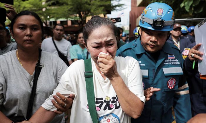 Người thân của một nạn nhân vụ xả súng tại trường học bật khóc - Ảnh: Reuters