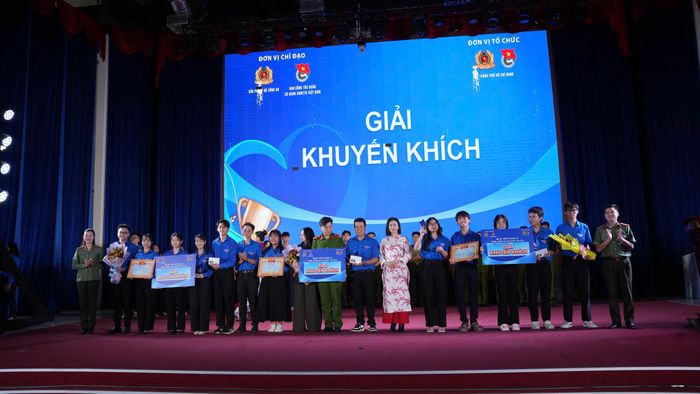 Trao giải cho các đội đạt giải tại hội thi
