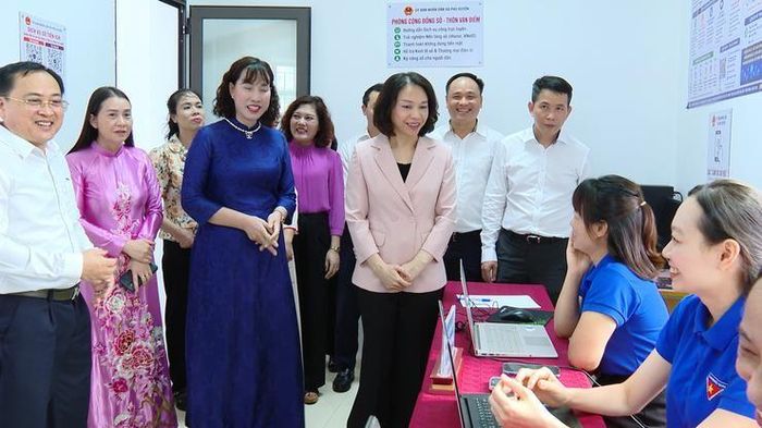 Các đại biểu đã trực tiếp tham quan cơ sở vật chất và trải nghiệm các không gian sinh hoạt thực tế tại Nhà văn hóa - Khu thể thao thôn Vạn Điểm.