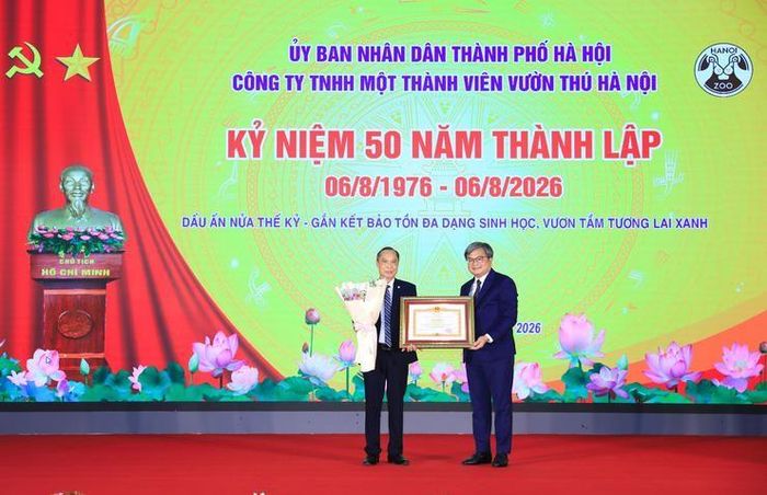Phó Chủ tịch UBND Thành phố Trương Việt Dũng trao Bằng khen của Thủ tướng Chính phủ tặng Phó tổng giám đốc Công ty TNHH MTV Vườn thú Hà Nội Nguyễn Công Nghiệp.