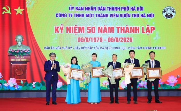 Phó Chủ tịch UBND thành phố Hà Nội Trương Việt Dũng trao Bằng khen của Chủ tịch UBND Thành phố tặng các tập thể, cá nhân có thành tích xuất sắc.