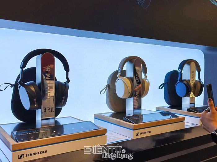 Tâm điểm của gian hàng Sennheiser là mẫu tai nghe flagship Sennheiser MOMENTUM 5 Wireless