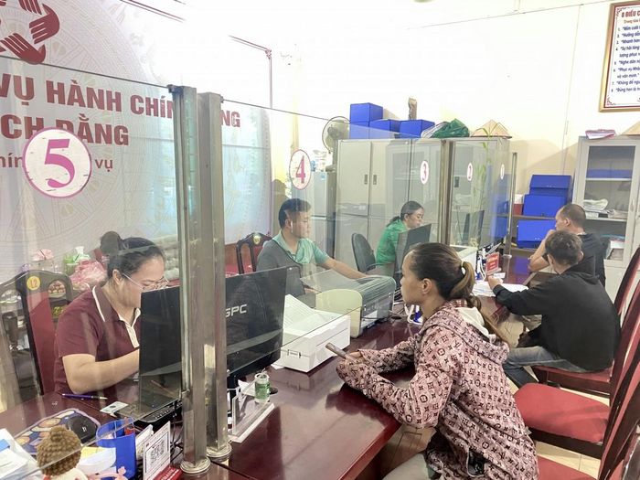  Cán bộ, công chức Trung tâm Phục vụ hành chính công xã Bạch Đằng đổi mới tác phong làm việc theo hướng chuyên nghiệp, lấy sự hài lòng của người dân và doanh nghiệp làm thước đo chất lượng dịch vụ. Ảnh Quốc Sơn 