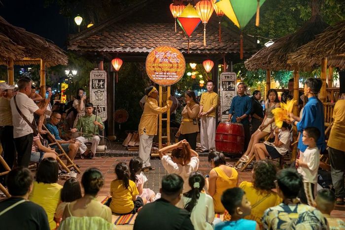 Biểu diễn nghệ thuật truyền thống tái hiện những giá trị văn hóa đặc trưng của Hội An, góp phần lan tỏa bản sắc di sản đến công chúng.