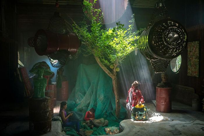 Không gian “Xưởng tái sinh” giới thiệu các sản phẩm sáng tạo từ vật liệu tái chế, lan tỏa thông điệp phát triển bền vững.