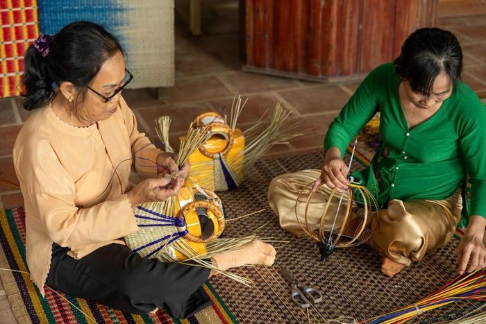 Nghệ nhân trình diễn nghề dệt chiếu truyền thống, giới thiệu kỹ thuật thủ công được lưu truyền qua nhiều thế hệ.