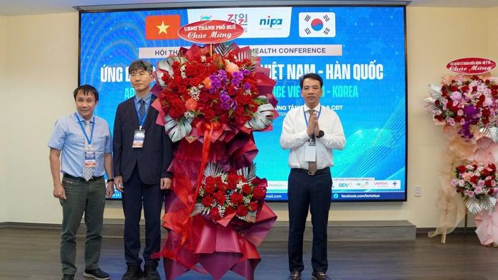 Lãnh đạo UBND Tp. Huế chúc mừng Hội thảo