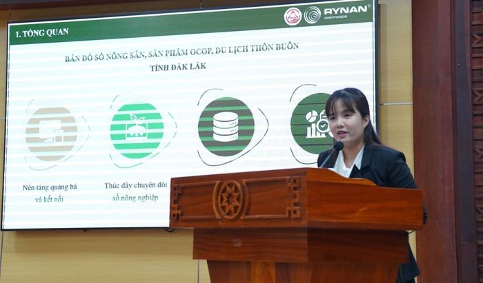 Đại diện Công ty Cổ phần RYNAN Agrifoods giới thiệu bản đồ số nông sản, sản phẩm OCOP và du lịch thôn buôn.