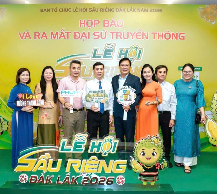  Các đại biểu, doanh nghiệp và khách mời chụp hình lưu niệm tại khu vực check-in họp báo và ra mắt Đại sứ truyền thông Lễ hội Sầu riêng Đắk Lắk 2026. (Ảnh minh hoạ) 