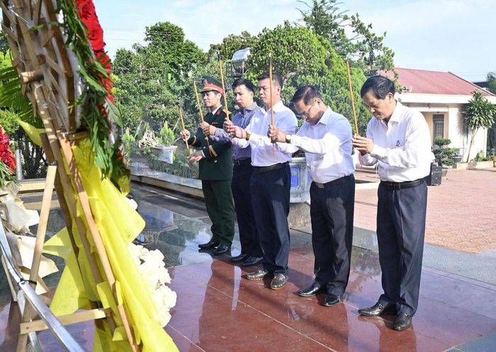 Đại diện lãnh đạo xã dâng hương tại nghĩa trang liệt sĩ xã Ea Kar.