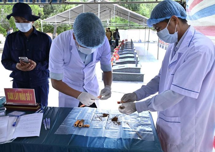 Lực lượng chuyên môn triển khai công tác lấy mẫu ADN.