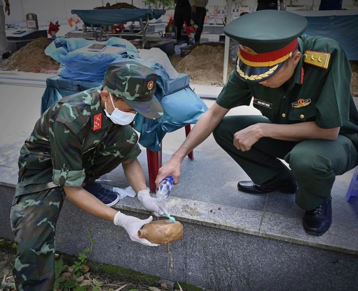 Chiếc bình tông đựng nước được lau chùi cẩn thận, sạch sẽ.