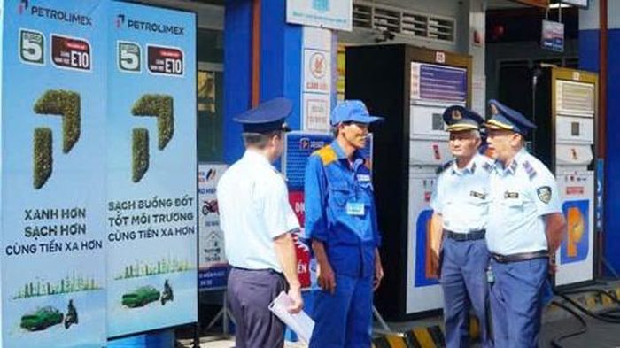 Công chức Đội Quản lý thị trường số 1 tuyên truyền, hướng dẫn cửa hàng bán lẻ xăng dầu chấp hành các quy định trong hoạt động kinh doanh. Ảnh: Chi cục QLTT tỉnh Vĩnh Long