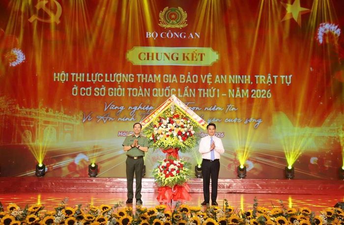 Lãnh đạo thành phố Hải Phòng tặng hoa cho đại diện các lực lượng an ninh trật tự tại chương trình (ảnh:ANHP)