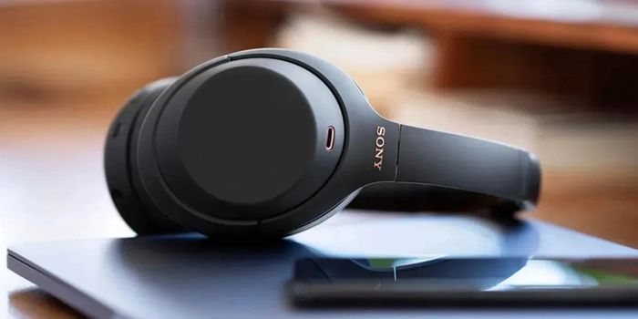 Sony WH-1000XM4 với mức giá mềm hơn sẽ đến với người tiêu dùng. (Ảnh: Sony)