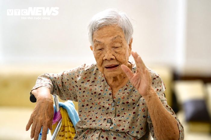 Bà Trần Thị Út vẫn nhớ rất rõ buổi sáng Tết Mậu Thân 1968, ngày bà nhìn thấy thi thể chồng ngay trước căn nhà của mình nhưng không dám bước ra nhận.