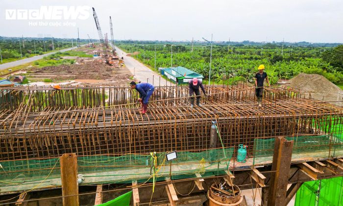 Để đáp ứng yêu cầu tiến độ, các nhà thầu tổ chức 34 mũi thi công. Nhiều hạng mục được thực hiện đồng thời thay vì chờ hoàn thành từng công đoạn, tạo sự liên tục giữa các phần việc từ khu vực cầu chính đến các đoạn đường dẫn.