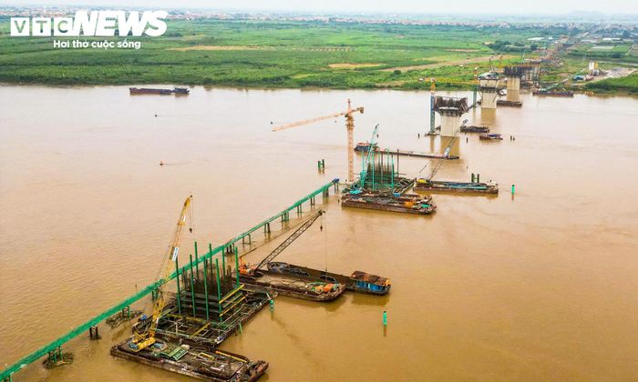 Ghi nhận của PV Báo Điện tử VTC News đầu tháng 8/2026, sau gần 8 tháng thi công, diện mạo cầu Hồng Hà đang dần hình thành.