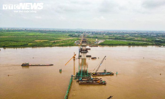 Cầu Hồng Hà cũng được kỳ vọng góp phần phân bổ lại lưu lượng giao thông qua các tuyến vượt sông hiện hữu như cầu Thanh Trì, Vĩnh Tuy và Thăng Long. Việc hình thành thêm một công trình vượt sông Hồng sẽ tạo điều kiện thuận lợi hơn cho kết nối liên vùng và tổ chức giao thông theo mạng lưới.