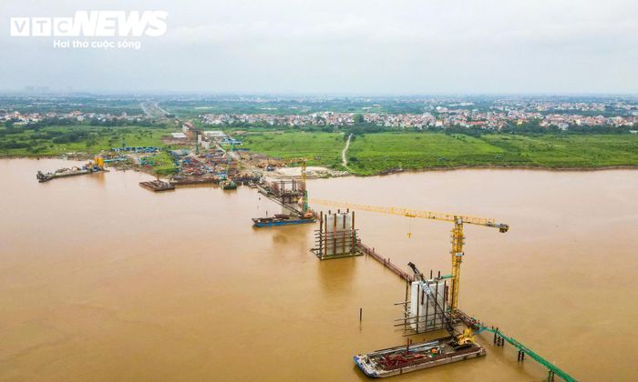 Theo kế hoạch, cầu Hồng Hà sẽ hoàn thành vào quý II/2027. Khi đưa vào khai thác, công trình cùng các hạng mục khác của tuyến Vành đai 4 sẽ tăng khả năng kết nối giữa các khu vực của Hà Nội và các địa phương trong Vùng Thủ đô.