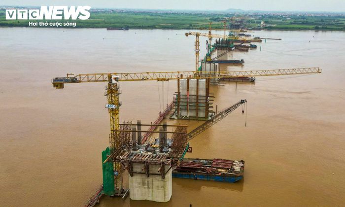 Trong quá trình thi công các trụ nằm giữa sông, một số vị trí đặt ra yêu cầu kỹ thuật cao hơn. Tại các trụ P45, P46 và P47, nhà thầu phải triển khai hệ thống cấp bê tông bằng trạm nổi.
