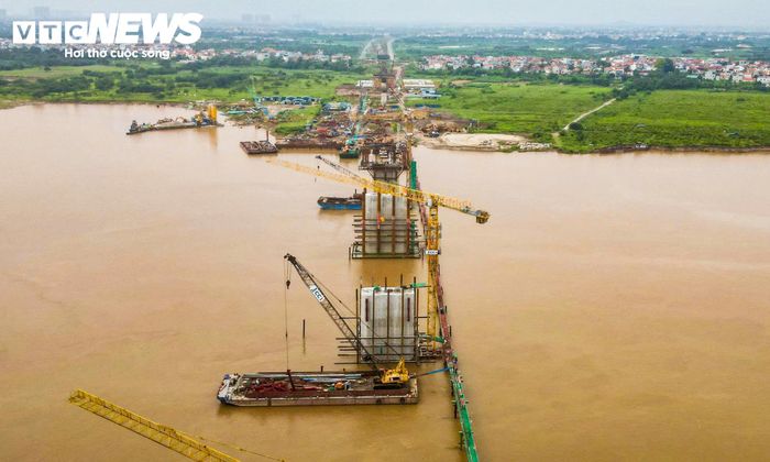 9 trụ cầu giữa sông đã được triển khai, trong đó nhiều vị trí chuyển sang thi công thân trụ và các hạng mục kết cấu phía trên sau khi hoàn tất phần móng.
