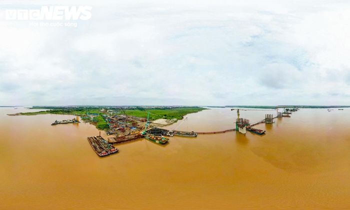 Dự án xây dựng cầu Hồng Hà là một hạng mục quan trọng của tuyến đường Vành đai 4, Vùng Thủ đô, được khởi công từ tháng 10/2025. Công trình có chiều dài khoảng 6km, bắc qua sông Hồng, kết nối khu vực phía Bắc Hà Nội, với tổng mức đầu tư gần 10.000 tỷ đồng.