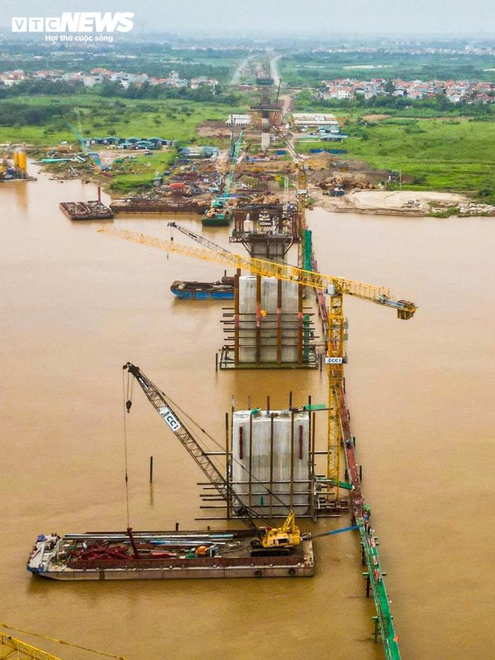 Các đơn vị thi công hoàn thành hạng mục chính trong khu vực lòng sông cũng giúp dự án đạt mục tiêu vượt lũ tiểu mãn năm 2026.