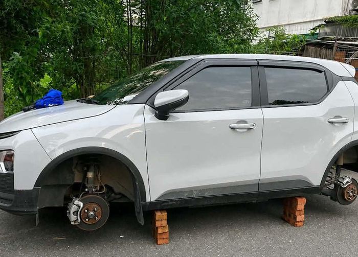 Xe ô tô bị tháo bánh khi đỗ ở khu đô thị Thanh Hà.
