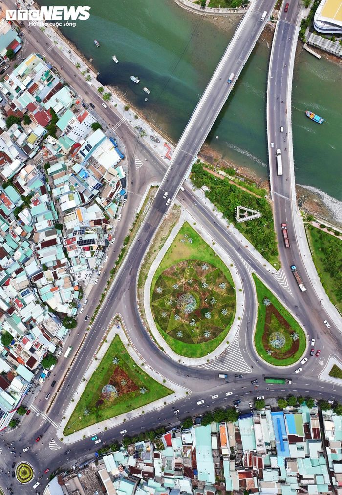 Theo quy mô thiết kế, dự án sẽ tiến hành tăng bán kính cong tại nhánh rẽ phải từ đường Trần Hưng Đạo vào đường Đống Đa. Đồng thời dịch chuyển đảo vòng xuyến hiện hữu về phía Đông Bắc và mở rộng bán kính đảo.