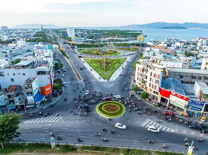Tình trạng ùn tắc kéo dài không chỉ gây xung đột giao thông nghiêm trọng mà còn tiềm ẩn nguy cơ cao mất an toàn giao thông cho người dân và du khách.