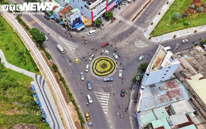 Trước đó tháng 4/2025, chủ trương đầu tư mở rộng và cải tạo nút giao ngã 5 Đống Đa - Hoa Lư đã từng được UBND tỉnh Bình Định (cũ) phê duyệt với kinh phí hơn 510 tỷ đồng cho dự án mở rộng, cải tạo (giai đoạn 1, chưa bao gồm chi phí xây dựng cầu vượt).