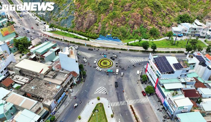 Để sớm hoàn thiện hạ tầng, UBND tỉnh Gia Lai yêu cầu Ban Quản lý dự án phối hợp cùng chính quyền địa phương tập trung đẩy nhanh tối đa công tác giải phóng mặt bằng, quyết tâm hoàn thành toàn bộ trong tháng 8/2026. Đồng thời, chủ đầu tư phải khẩn trương hoàn tất thủ tục lựa chọn nhà thầu xây lắp, tư vấn giám sát để sớm triển khai thi công trên thực địa.