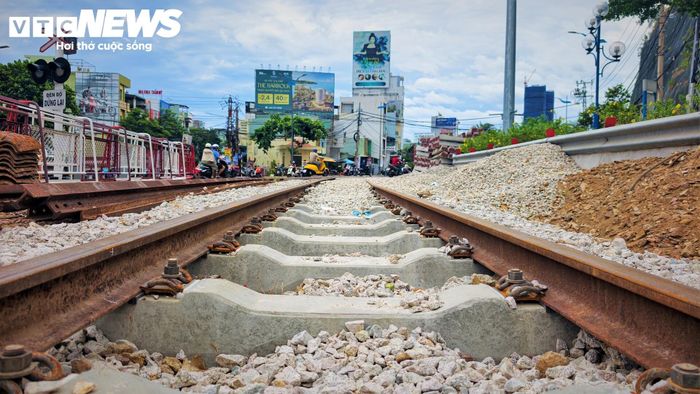 Bên cạnh đó, mặt cắt ngang đường Trần Hưng Đạo tại nút giao với đường Nguyễn Tất Thành có tuyến đường sắt đi qua sẽ được mở rộng từ 19-22m, nâng quy mô từ 4 lên 6 làn xe cơ giới.