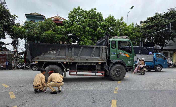 Lực lượng chức năng khám nghiệm hiện trường sau vụ TNGT làm một phụ nữ thiệt mạng.