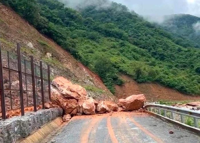Tỉnh lộ 543D sạt lở nghiêm trọng.