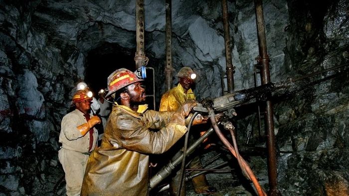 Ngoài Mponeng, nhiều mỏ vàng sâu khá cũng nằm ở lưu vực Witwatersrand của Nam Phi. Mỏ TauTona từng được biết đến là mỏ sâu nhất thế giới, đạt độ sâu khoảng 3,9 km. Savuka đứng thứ hai với độ sâu khoảng 3,7 km và nằm gần Johannesburg. Mỏ East Rand là một mỏ lịch sử khác đạt độ sâu khoảng 3,585 km. (Ảnh: News18)
