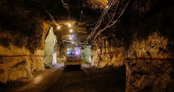Mỗi ngày, các thợ mỏ dùng khoảng 5.000 pound thuốc nổ để phá vỡ khoảng 6.400 tấn đá. (Ảnh: Bloomberg)