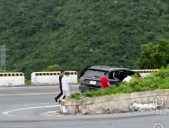 Ô tô dừng ngay khúc cua trên đèo Hải Vân. (Ảnh: Cắt từ clip)